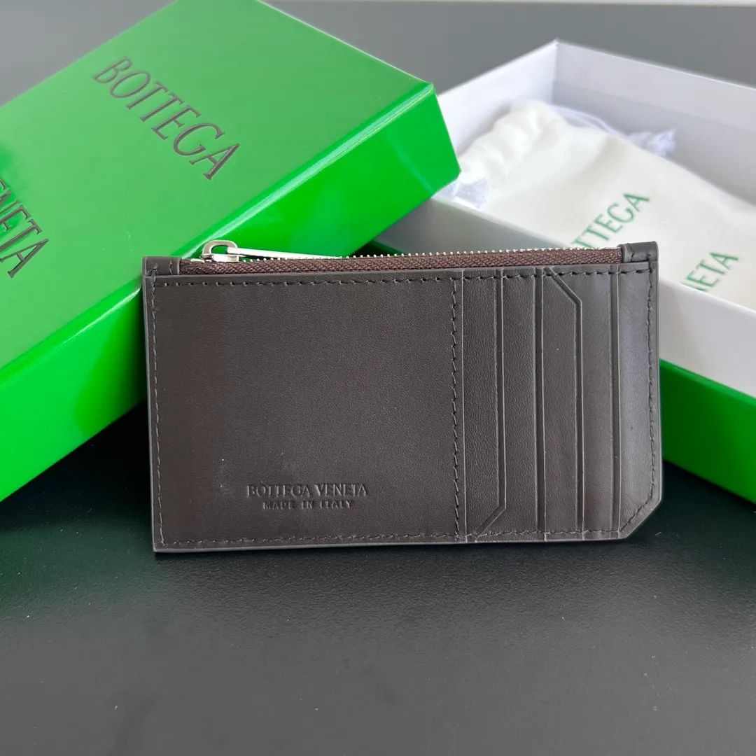 BV’s new 805827 vertical zipper card holder 🎈 The classic small woven work that I miss 0.7 is back. It’s really very design-friendly. The calfskin texture is high-end. It’s carefully designed with five card slots and a central compartment. You can also put cash in for daily use. You deserve to have such an thoughtful design. Size: 12*7*0.5 layers cm P540